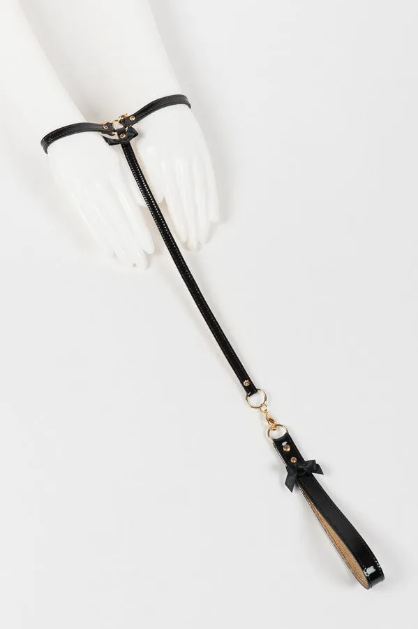 fraulein-kink-jet-t-strap-fesseln-schwarz-gold-schleife image 1