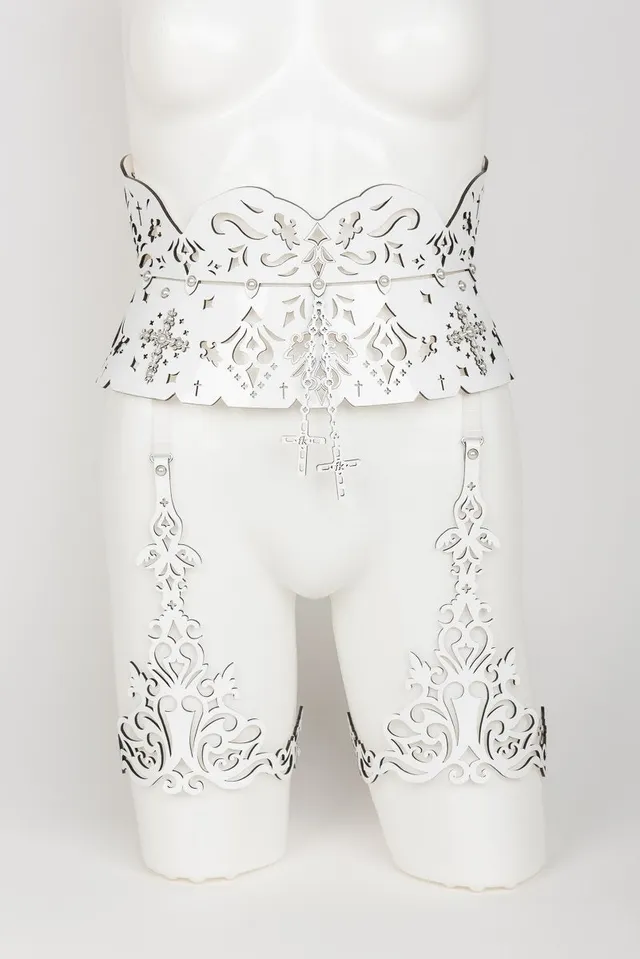 fr-ulein-kink-bianco-strapsg-rtel-wei-lack-s-m-perlen image 1