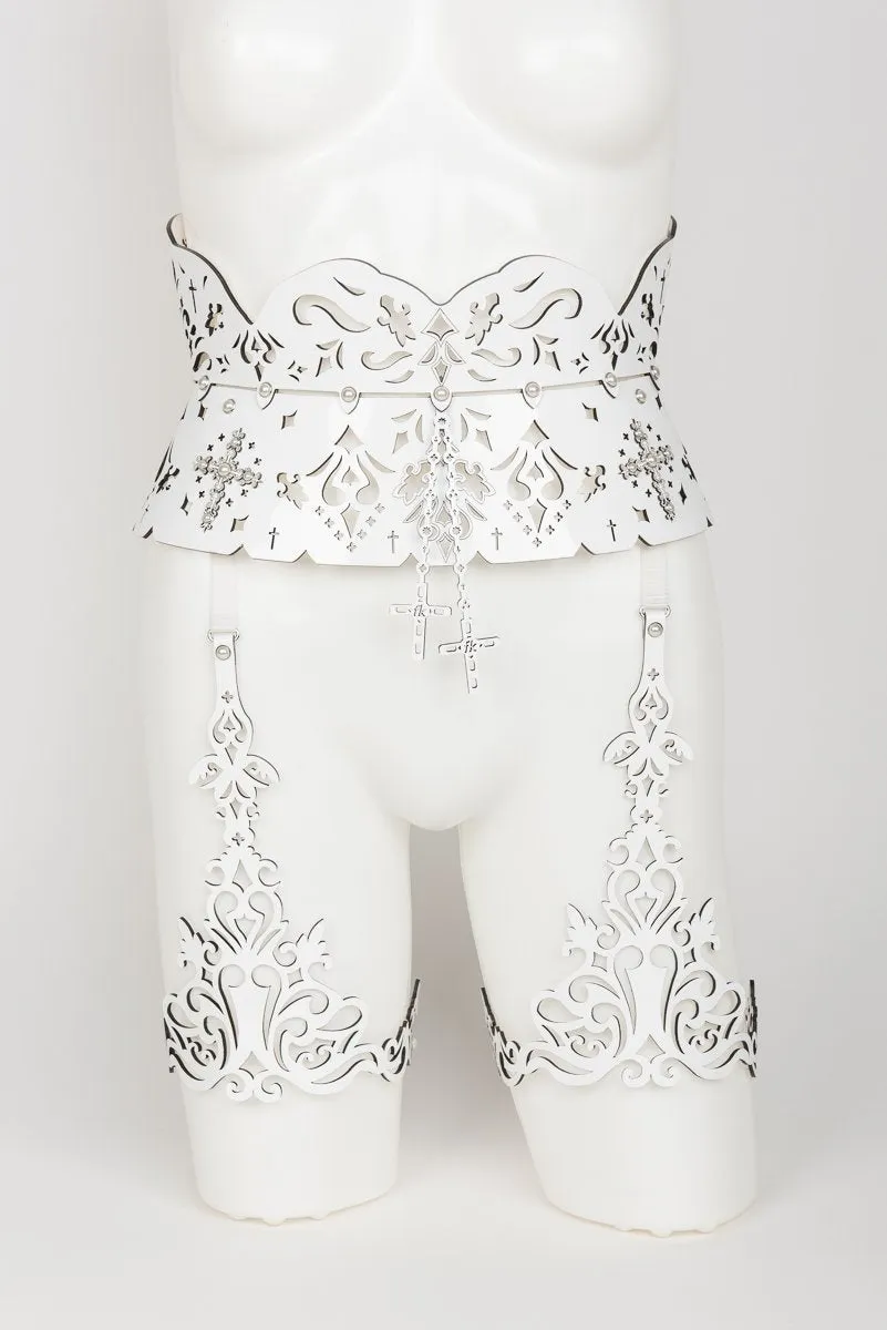 fr-ulein-kink-bianco-strapsg-rtel-wei-lack-s-m-perlen image 1