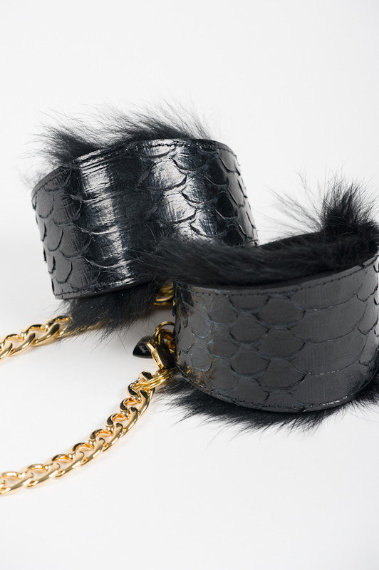 fr-ulein-kink-luxe-handschellen-fu-fesseln-python-fell image 1