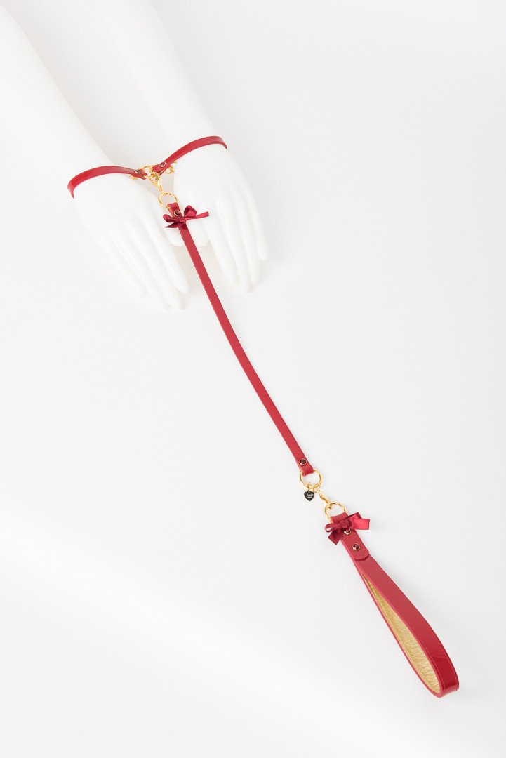 fr-ulein-kink-red-hot-t-strap-fesseln-rot-gold-swarovski image 1