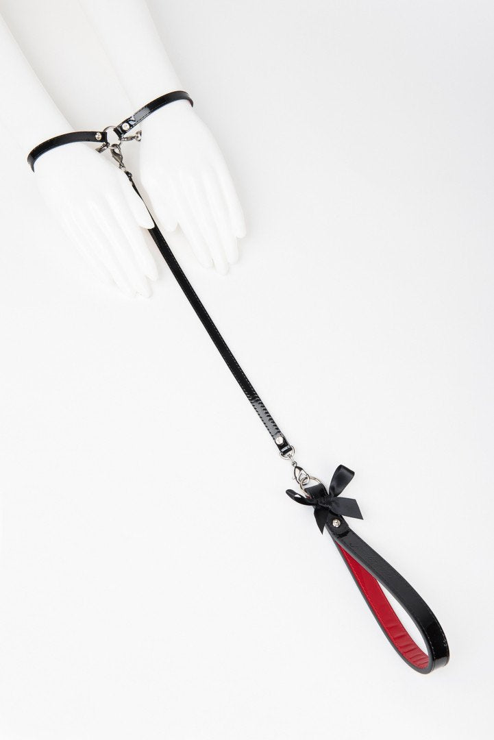 fr-ulein-kink-kiss-t-strap-fessel-schwarz-rot image 1
