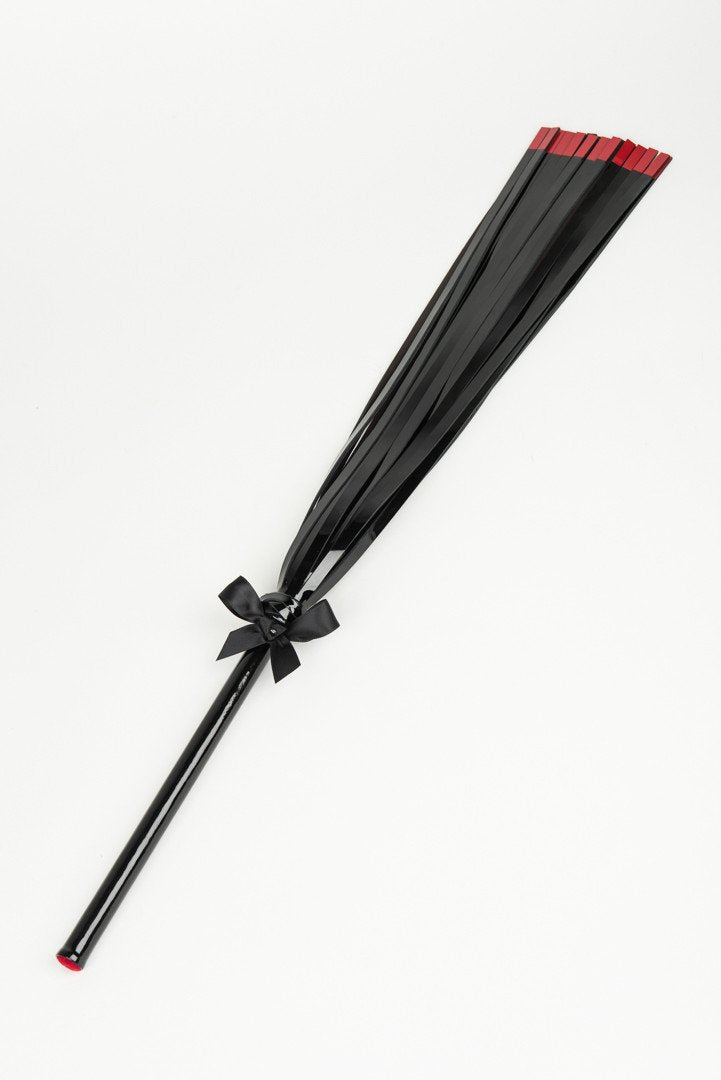 fr-ulein-kink-kiss-flogger-peitsche-leder-schwarz-rot image 1