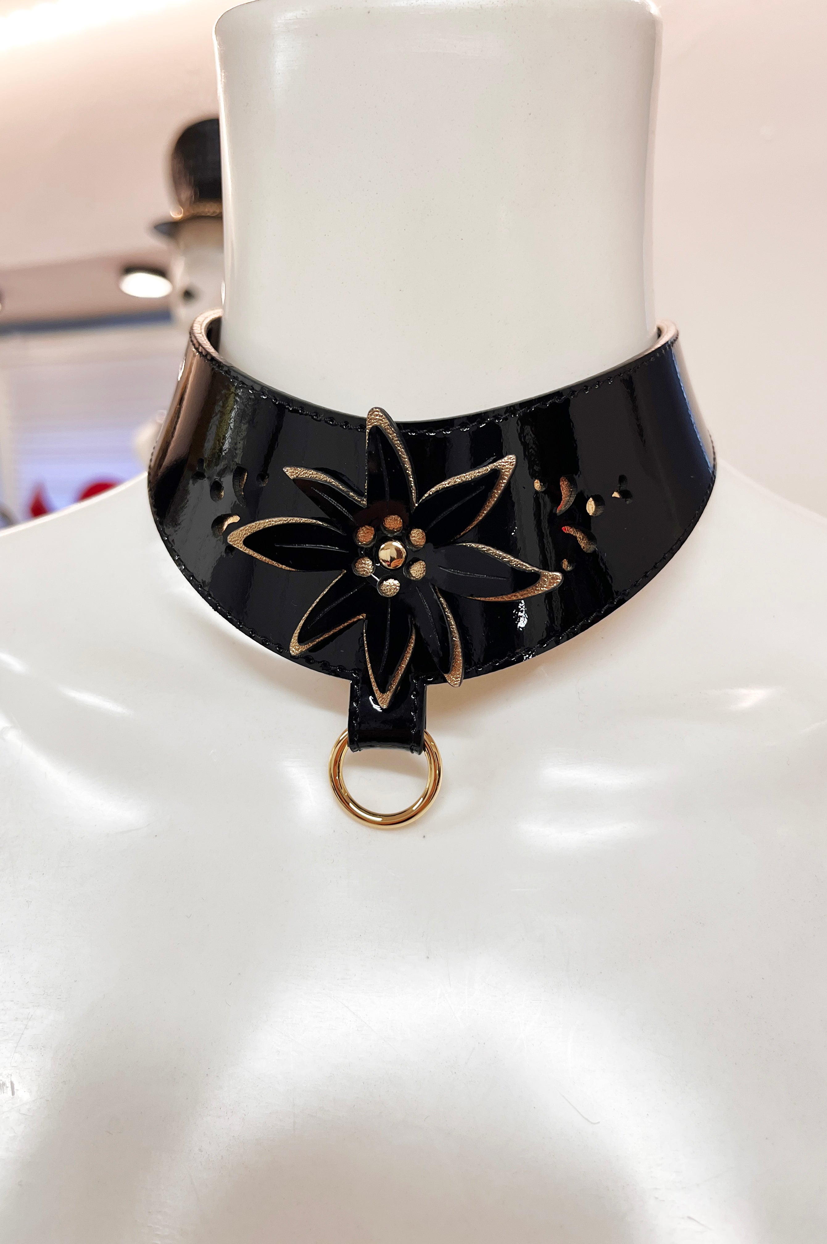 fr-ulein-kink-edelhei-collar-choker-schwarz-gold-lack image 7