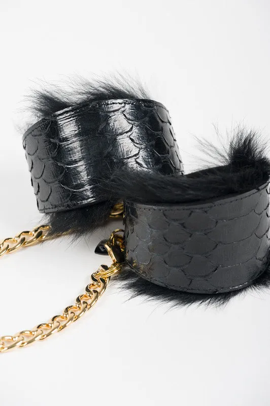fr-ulein-kink-luxe-handschellen-fu-fesseln-python-fell image 1