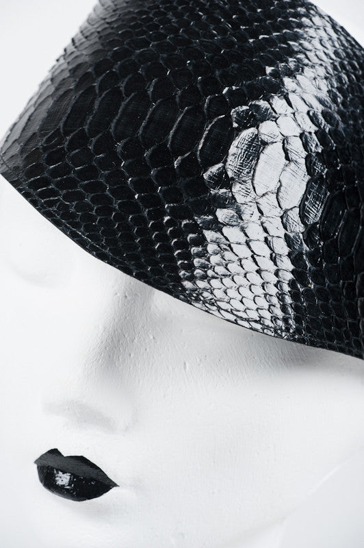 fru00e4ulein-kink-ebony-visor-cap-python-schwarz image 7