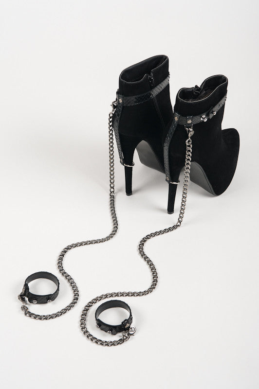 fr-ulein-kink-heel-restraints-fu-fesseln-schwarz-kette image 1