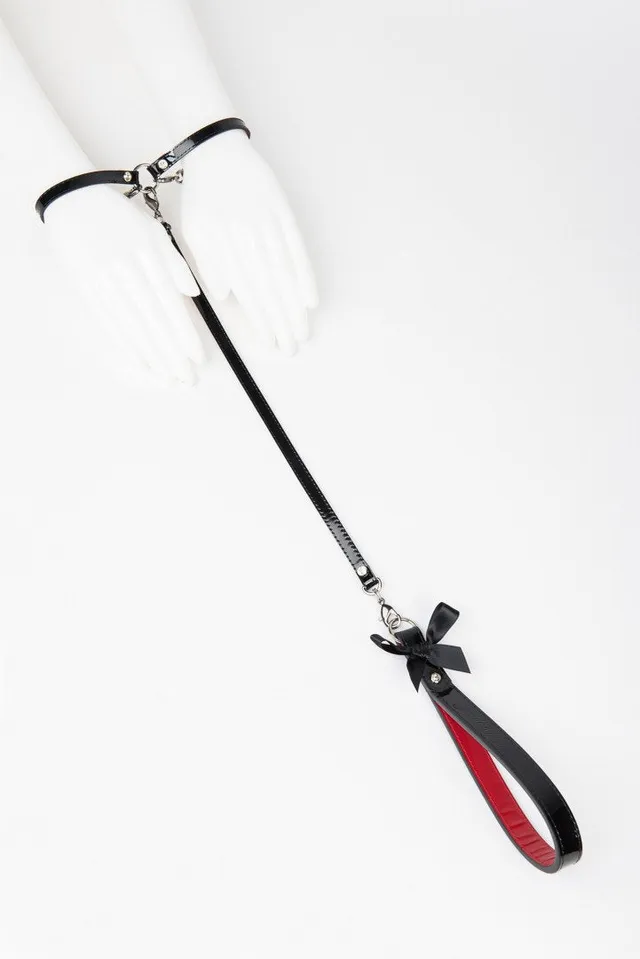 fr-ulein-kink-kiss-t-strap-fessel-schwarz-rot image 1