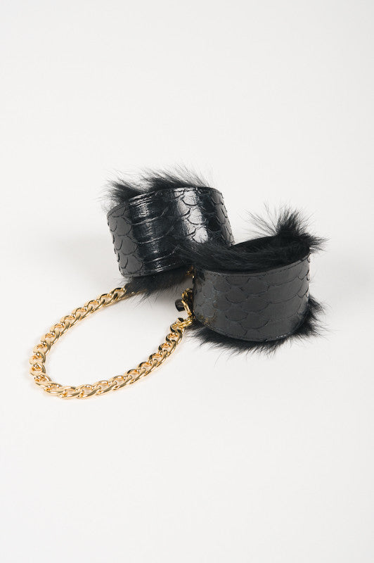 fr-ulein-kink-luxe-handschellen-fu-fesseln-python-fell image 2