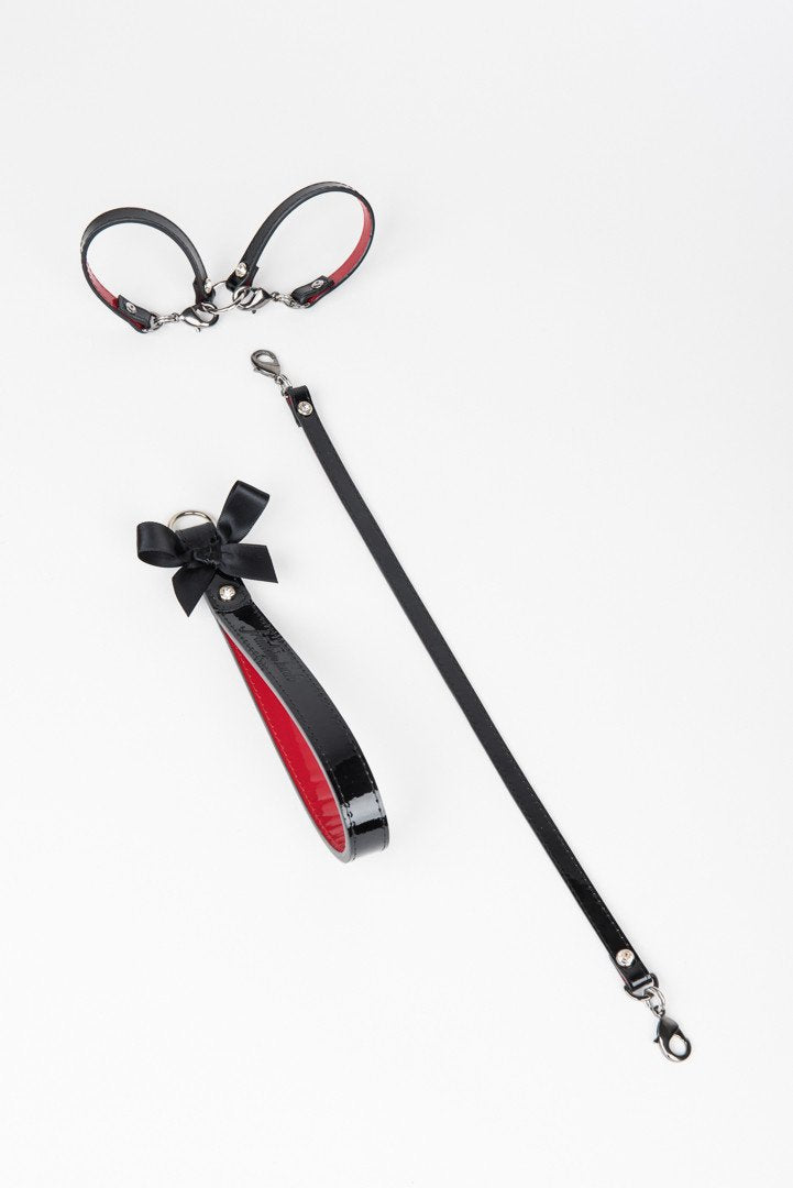 fr-ulein-kink-kiss-t-strap-fessel-schwarz-rot image 8
