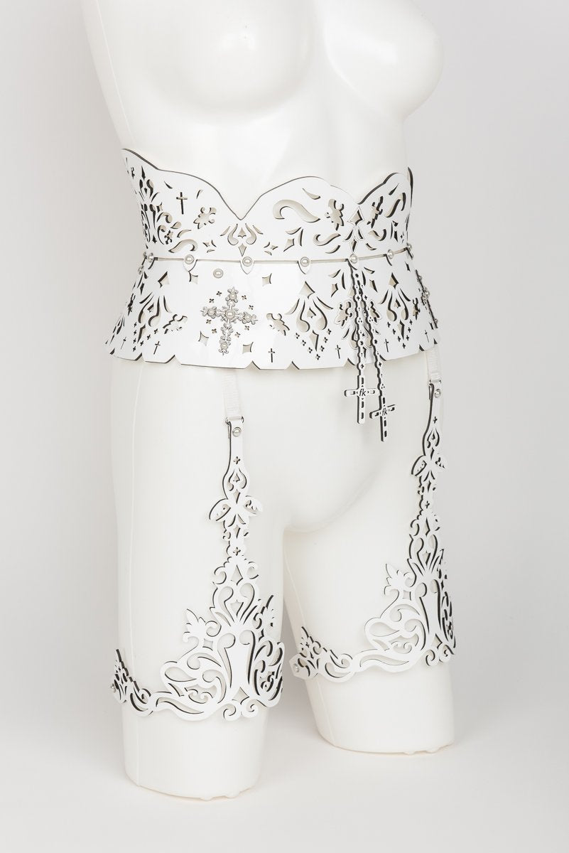 fr-ulein-kink-bianco-strapsg-rtel-wei-lack-s-m-perlen image 7