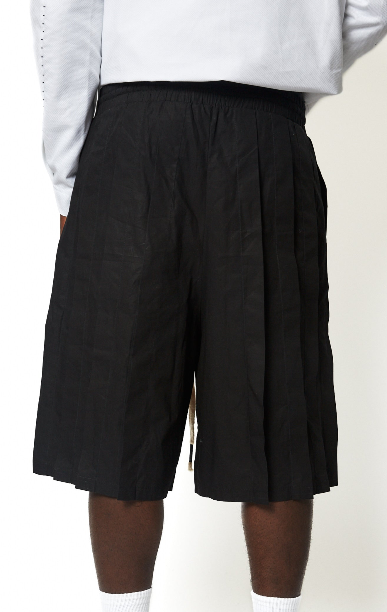 dennis-chuene-miyake-jorts-shorts-schwarz-gummizug image 4