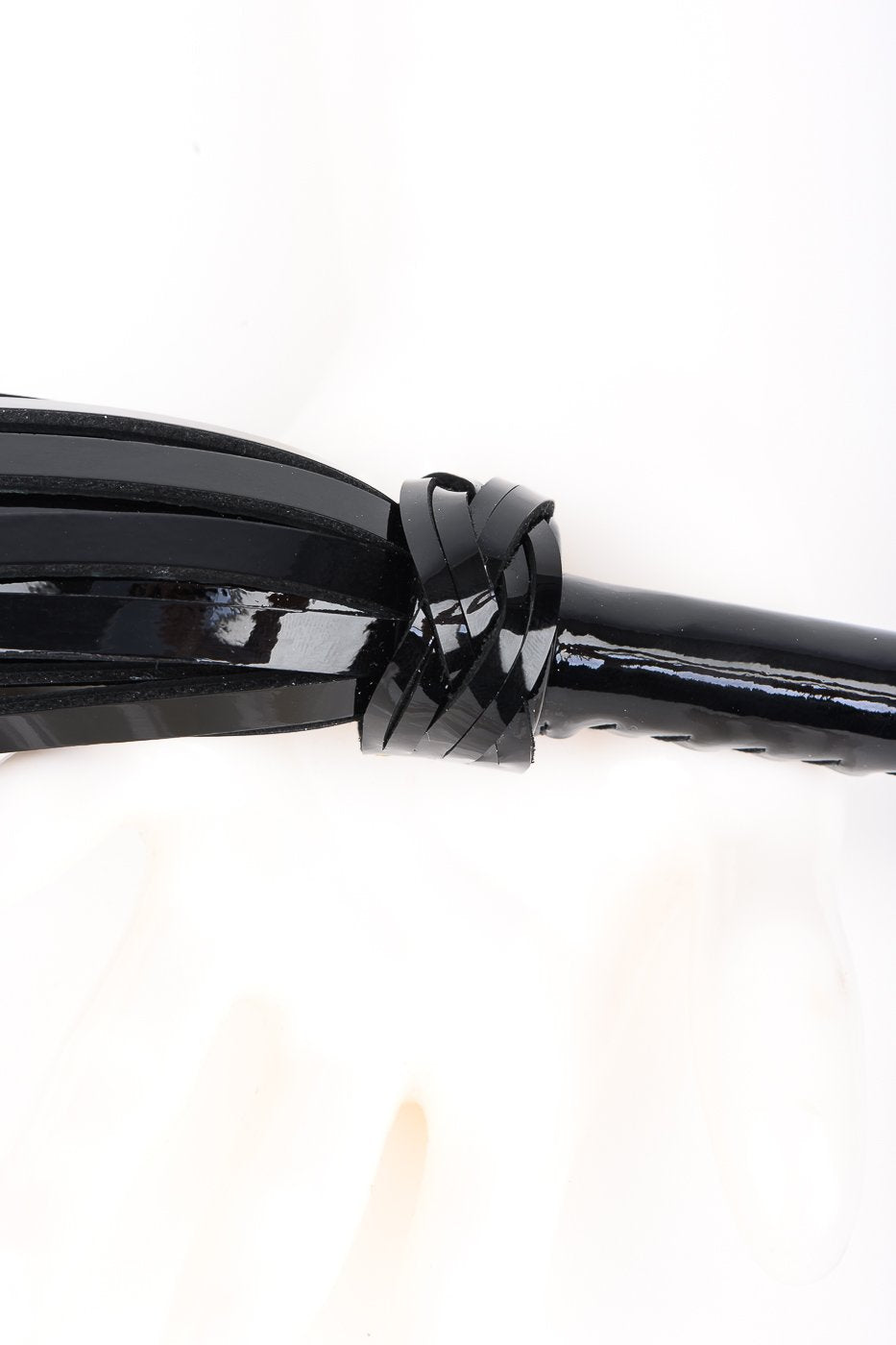 fr-ulein-kink-fk-flogger-lederpeitsche-schwarz-gold image 3