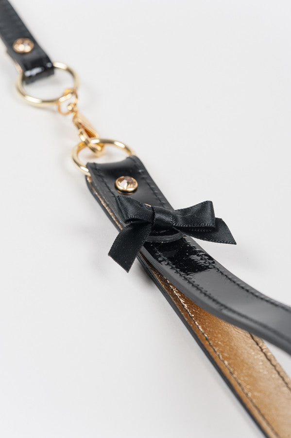 fraulein-kink-jet-t-strap-fesseln-schwarz-gold-schleife image 5