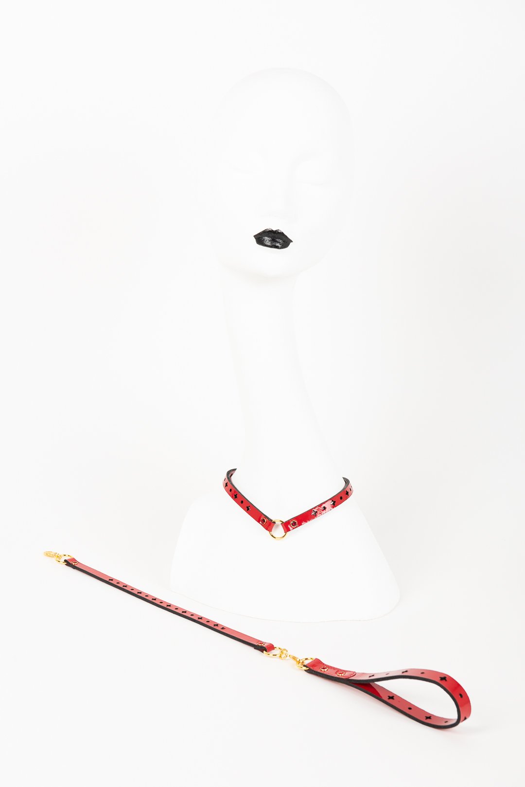 fraulein-kink-rosso-t-strap-fesseln-lackleder-rot-mit-leine image 4