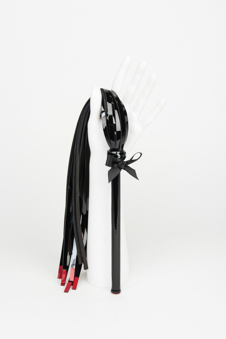 fr-ulein-kink-kiss-flogger-peitsche-leder-schwarz-rot image 5