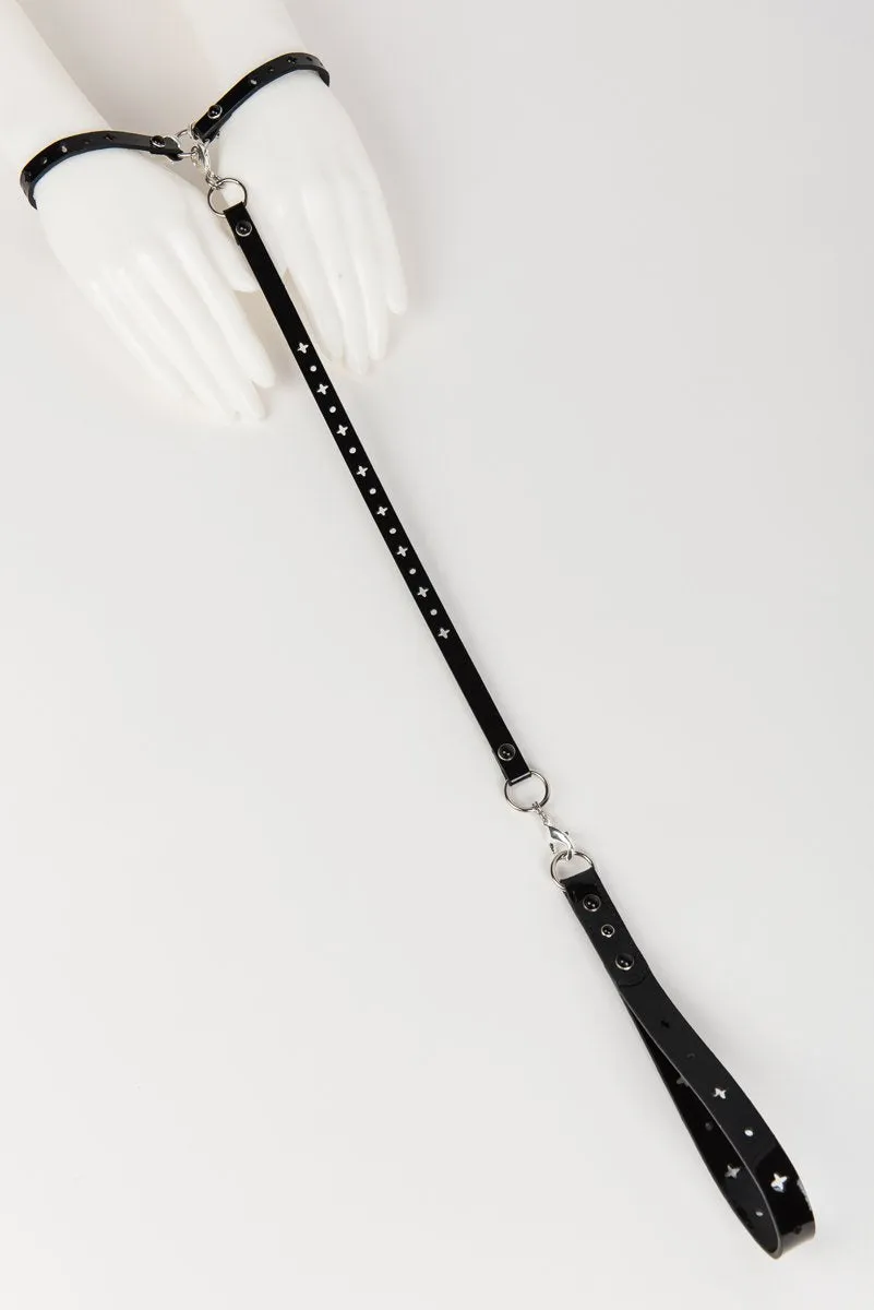 fr-ulein-kink-nero-t-strap-fessel-schwarz-lackleder image 1