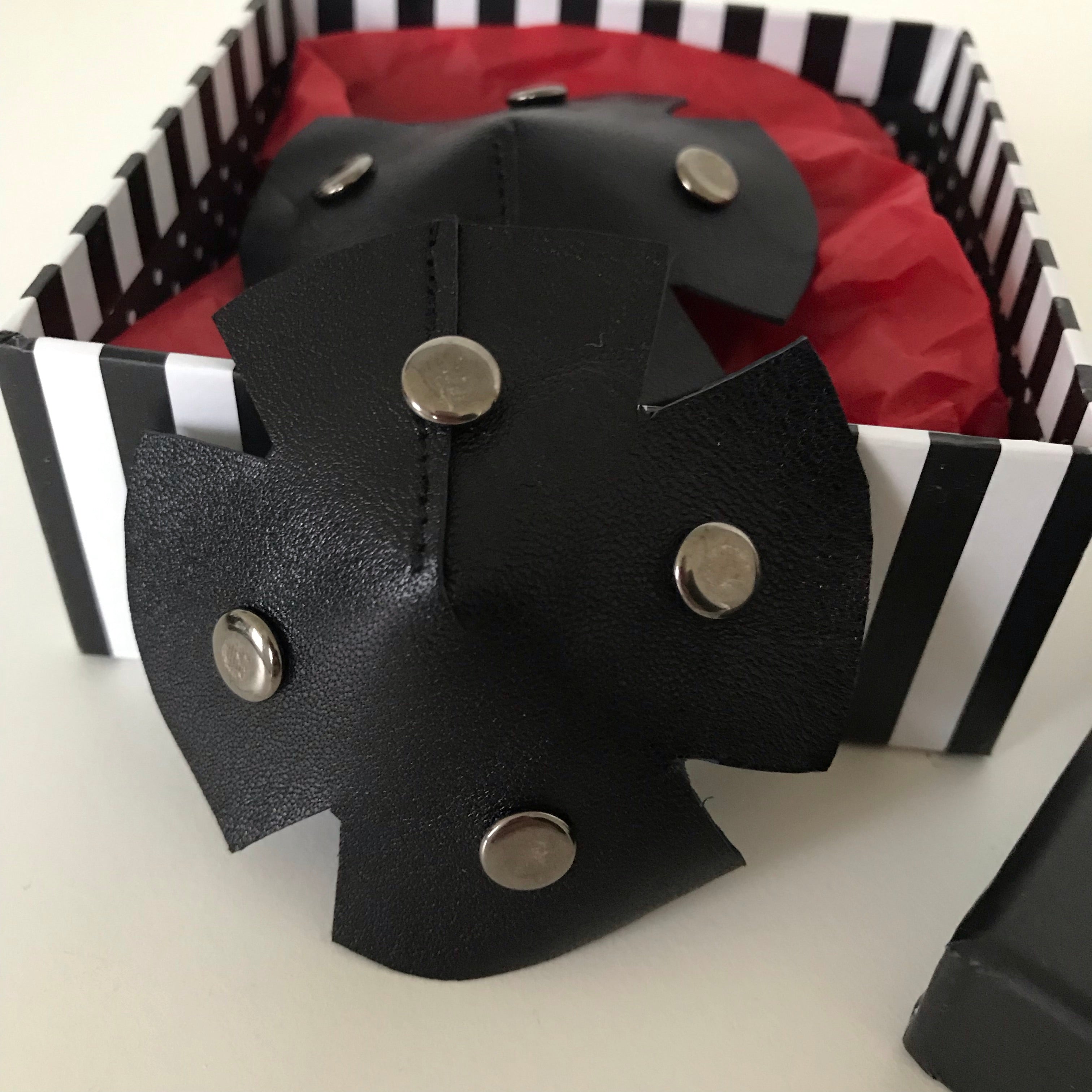amoreze-cross-leder-nippelcover-kreuz-wiederverwendbar image 2