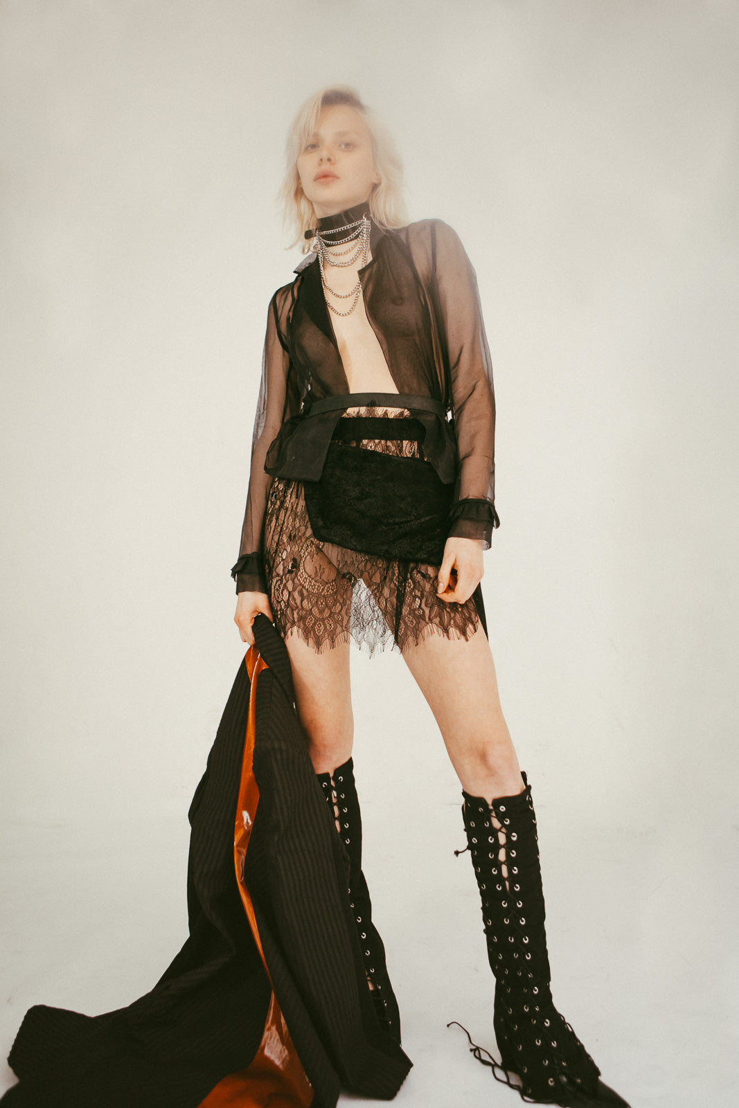 amoreze-dasha-spitzen-strapsrock-schwarz-mit-samt-strumpfhaltern image 2