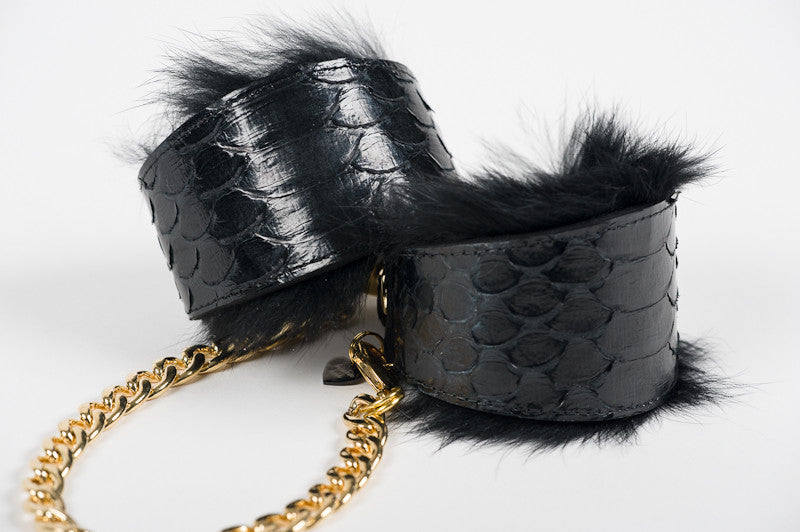 fr-ulein-kink-luxe-handschellen-fu-fesseln-python-fell image 6