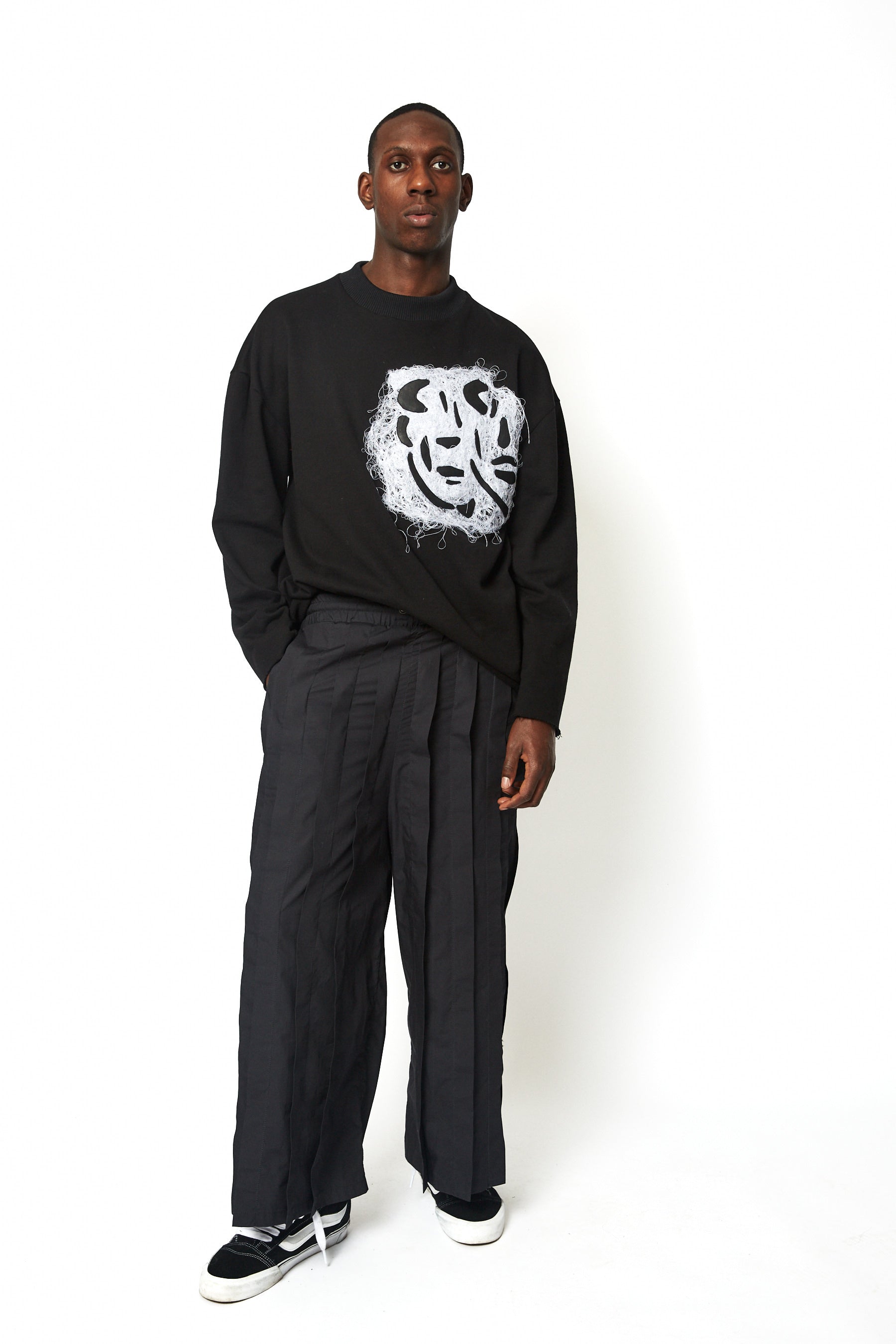 dennis-chuene-outerwear-faces-crew-neck-pullover-schwarz image 2