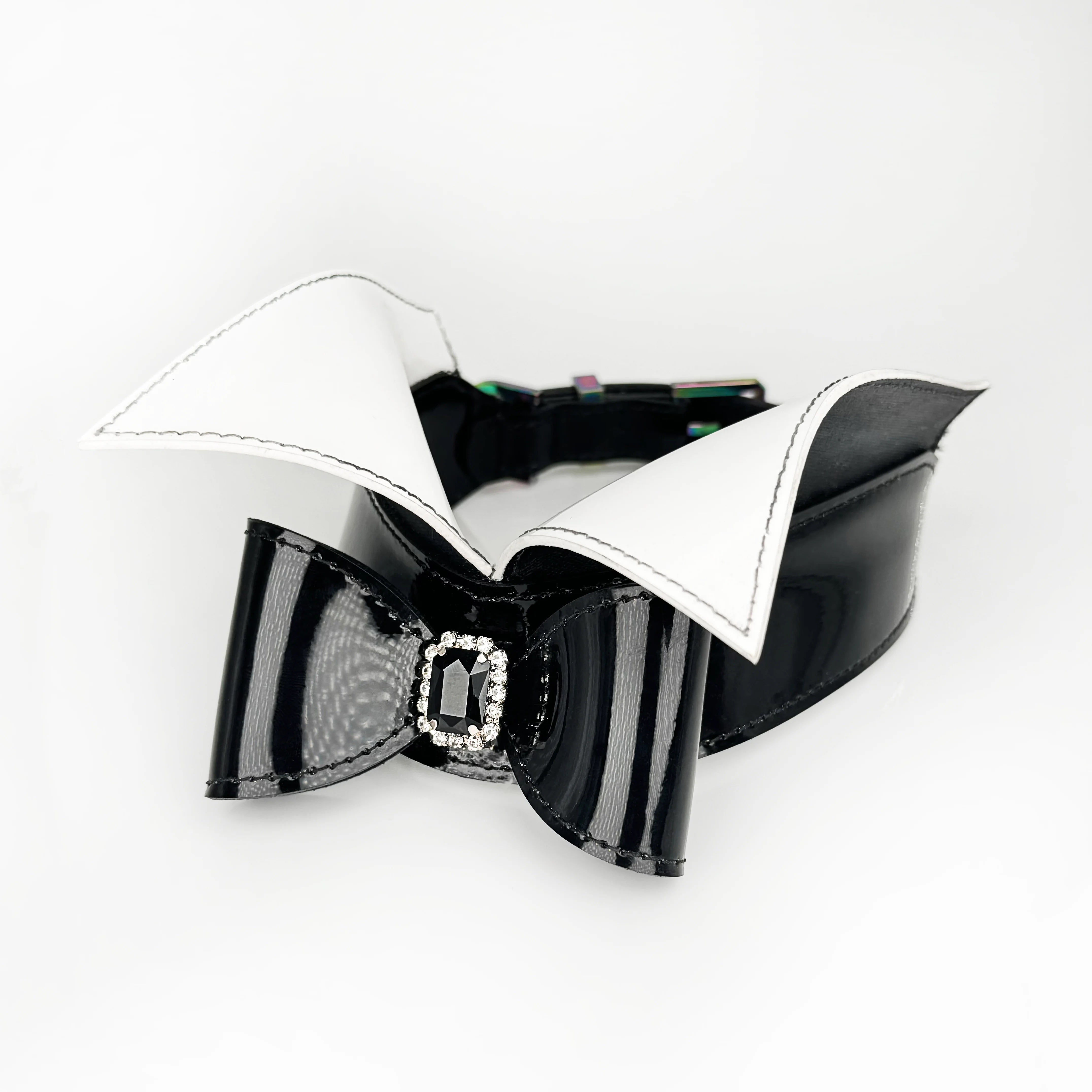 fraulein-kink-meister-collar-halsband-schwarzes-lackleder-mit-fliege image 1