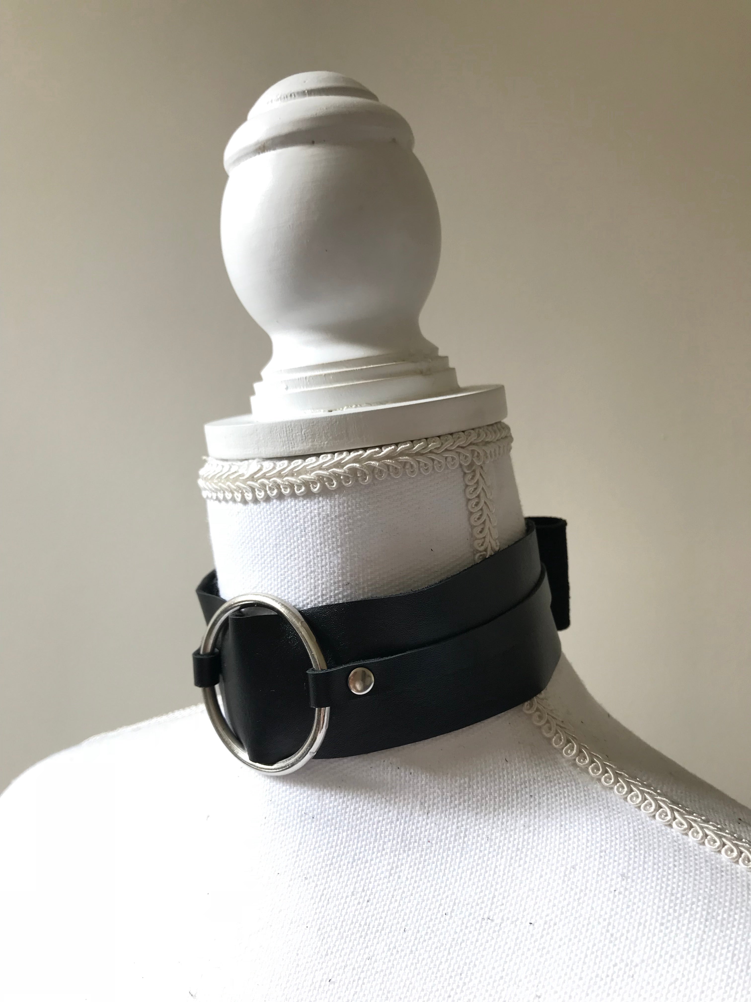 amoreze-tom-boy-leder-choker-halsband-schwarz-m-ring image 2