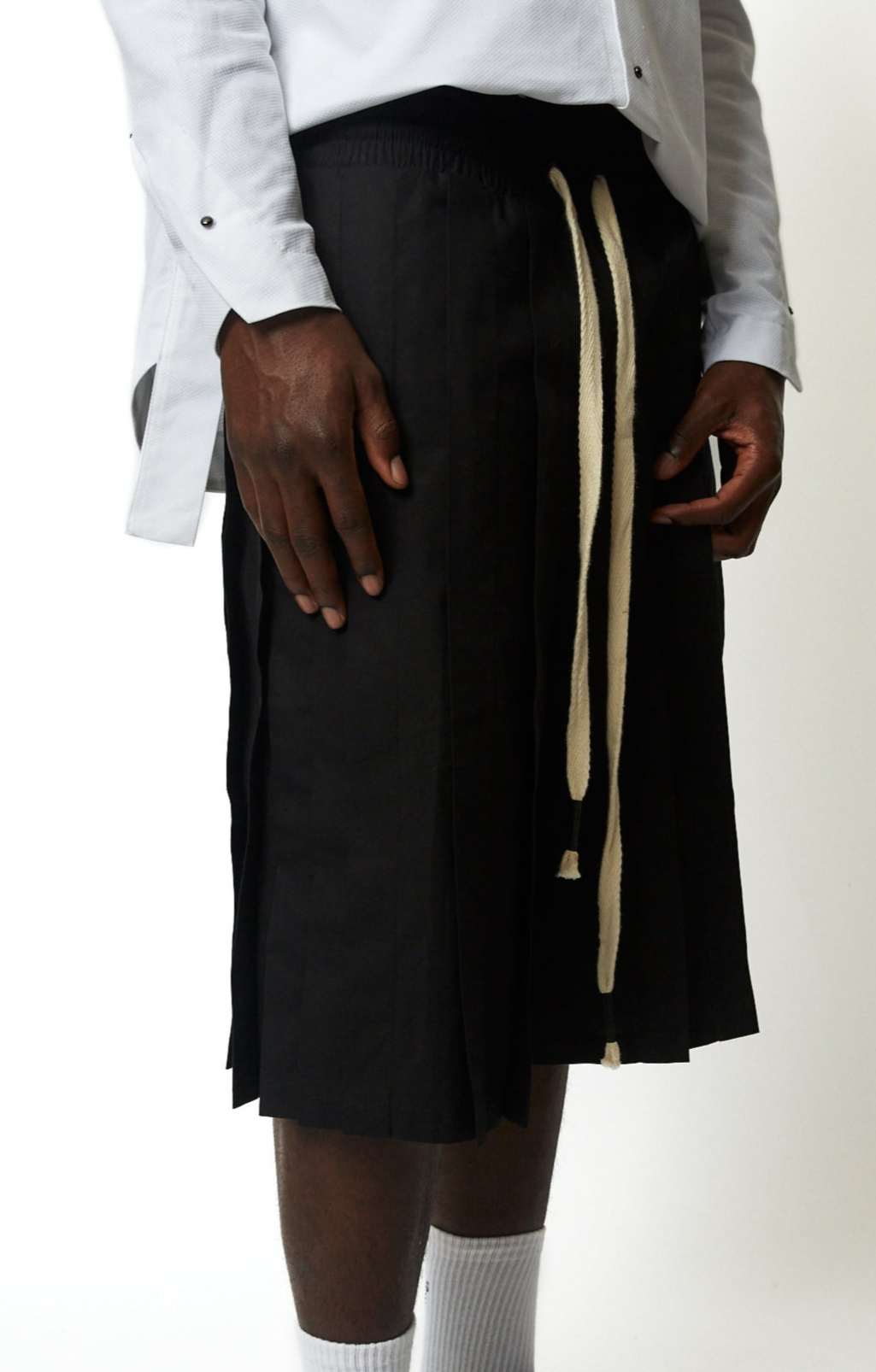 dennis-chuene-miyake-jorts-shorts-schwarz-gummizug image 3