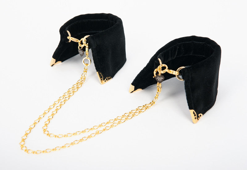 fr-ulein-kink-noir-velvet-cuffs-samt-handfesseln-goldkette image 3