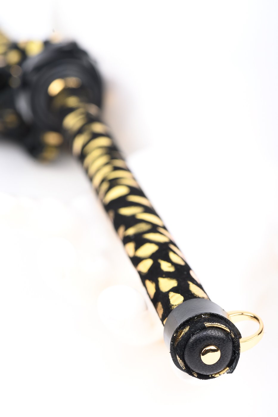 fr-ulein-kink-crops-deluxe-flogger-peitsche-gold-schwarz image 5