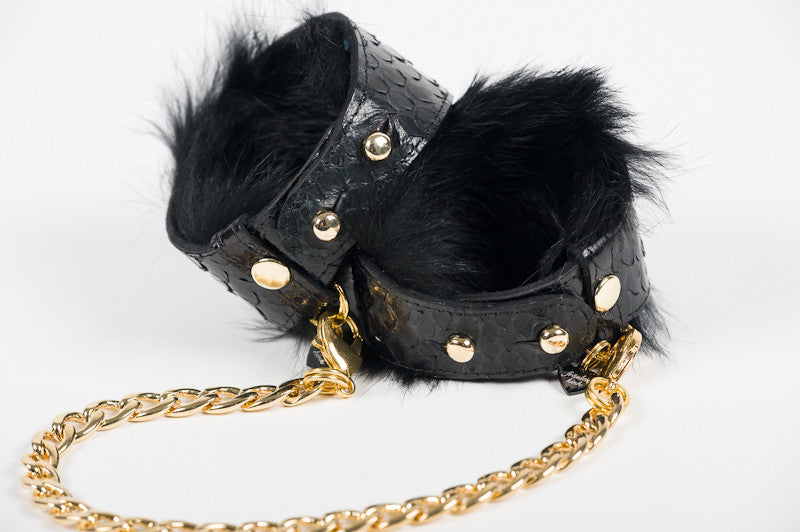 fr-ulein-kink-luxe-handschellen-fu-fesseln-python-fell image 3