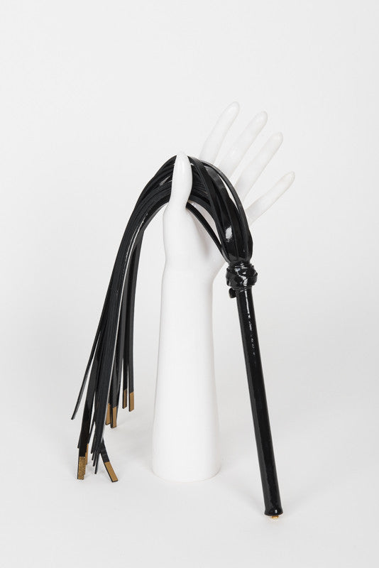 fr-ulein-kink-crops-ritsy-flogger-peitsche-schwarz-gold image 4