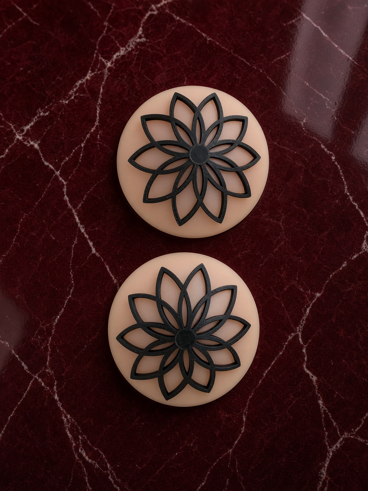 amoreze-black-petal-nippel-cover-silikon-wiederverwendbar image 1