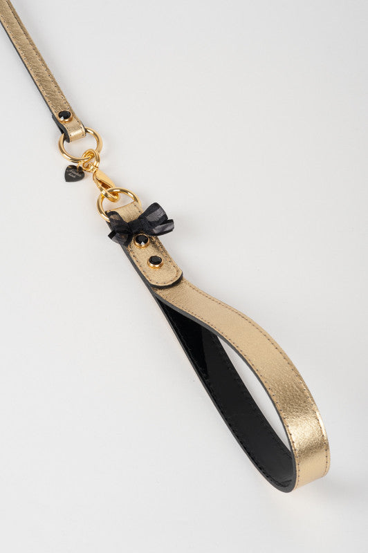fr-ulein-kink-oro-t-strap-fesseln-gold-lackleder image 3