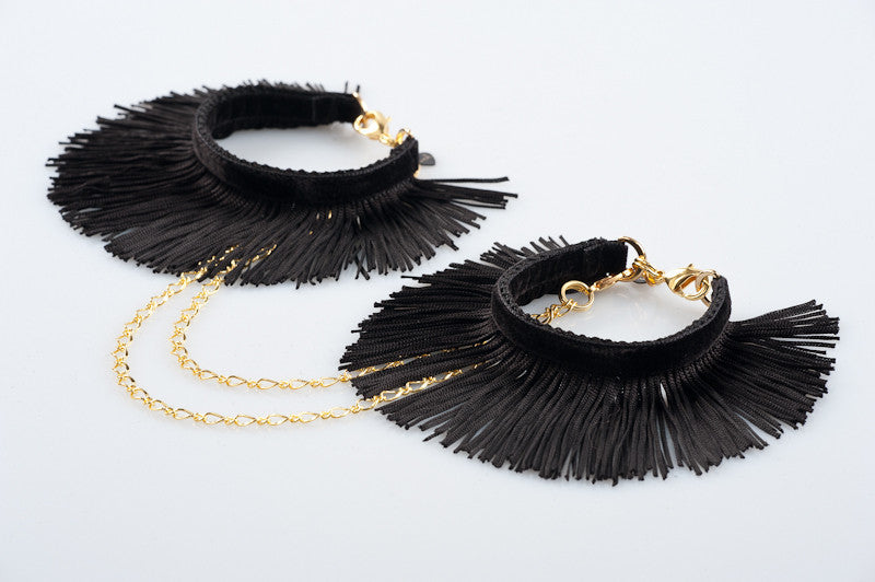 fr-ulein-kink-justine-handfesseln-fransen-gold image 4
