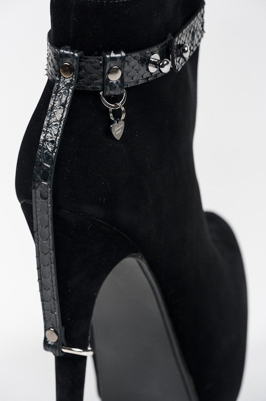fr-ulein-kink-ebony-high-heel-cuffs-fu-fesseln image 2
