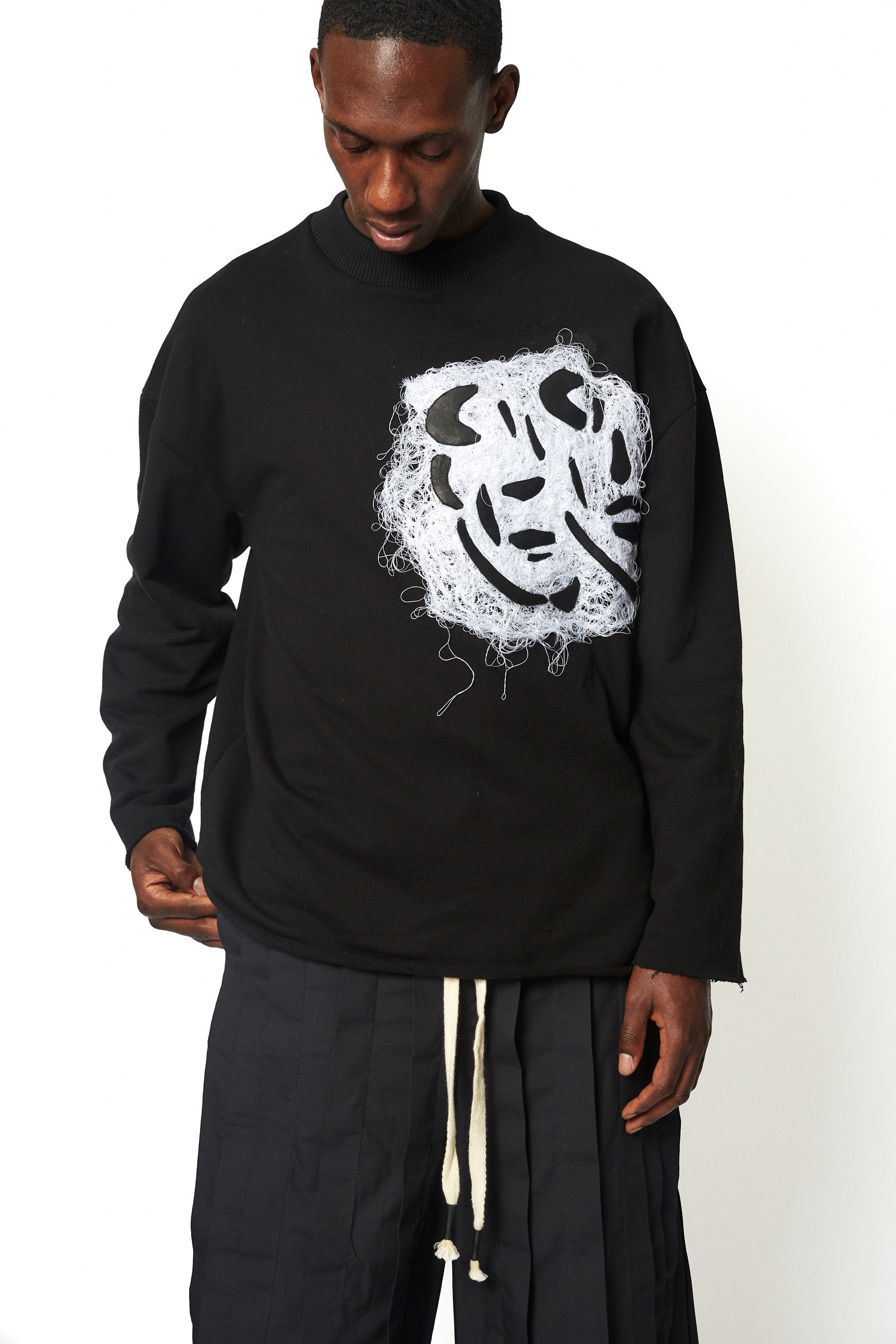 dennis-chuene-outerwear-faces-crew-neck-pullover-schwarz image 3