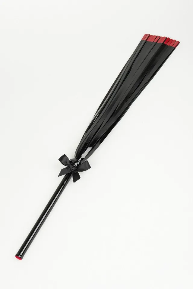 fr-ulein-kink-kiss-flogger-peitsche-leder-schwarz-rot image 1