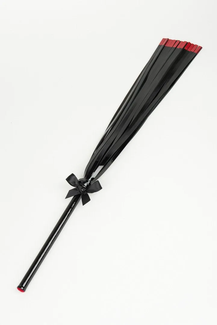 fr-ulein-kink-kiss-flogger-peitsche-leder-schwarz-rot image 1