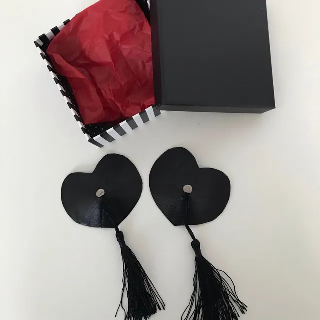 amoreze-bralettes-nippel-pasties-herz-leder-quasten image 1