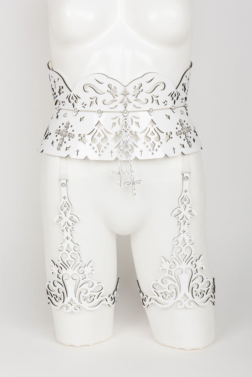 fr-ulein-kink-bianco-strapsg-rtel-wei-lack-s-m-perlen image 1