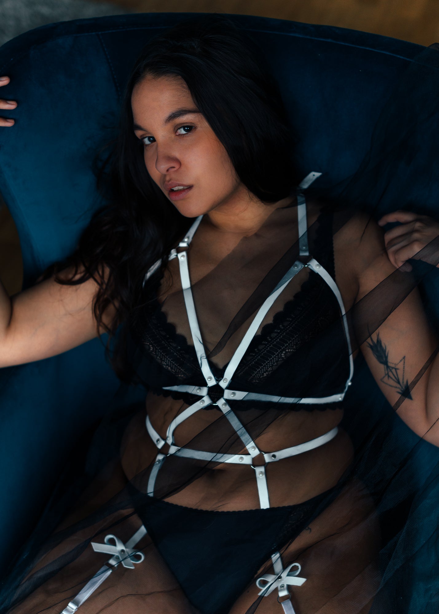 amoreze-brielle-leder-harness-wei-bodyharness-perlen image 3
