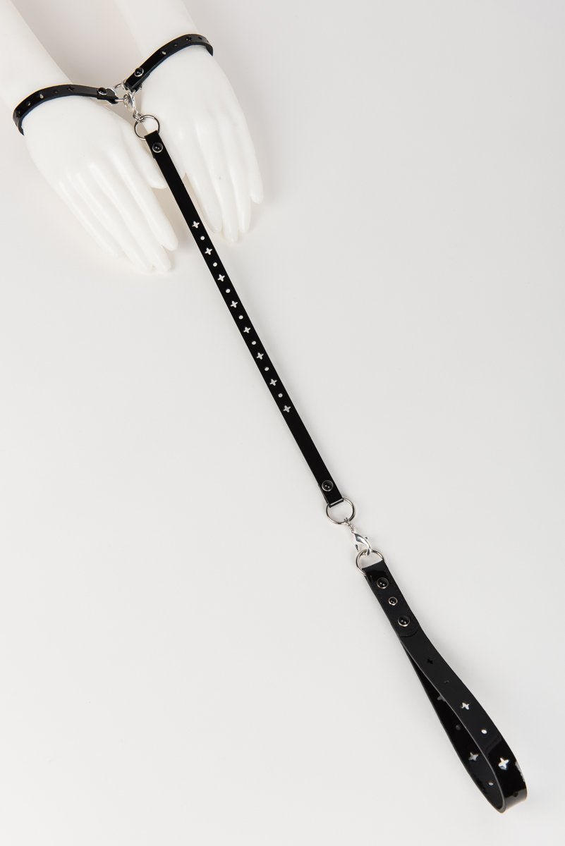 fr-ulein-kink-nero-t-strap-fessel-schwarz-lackleder image 1