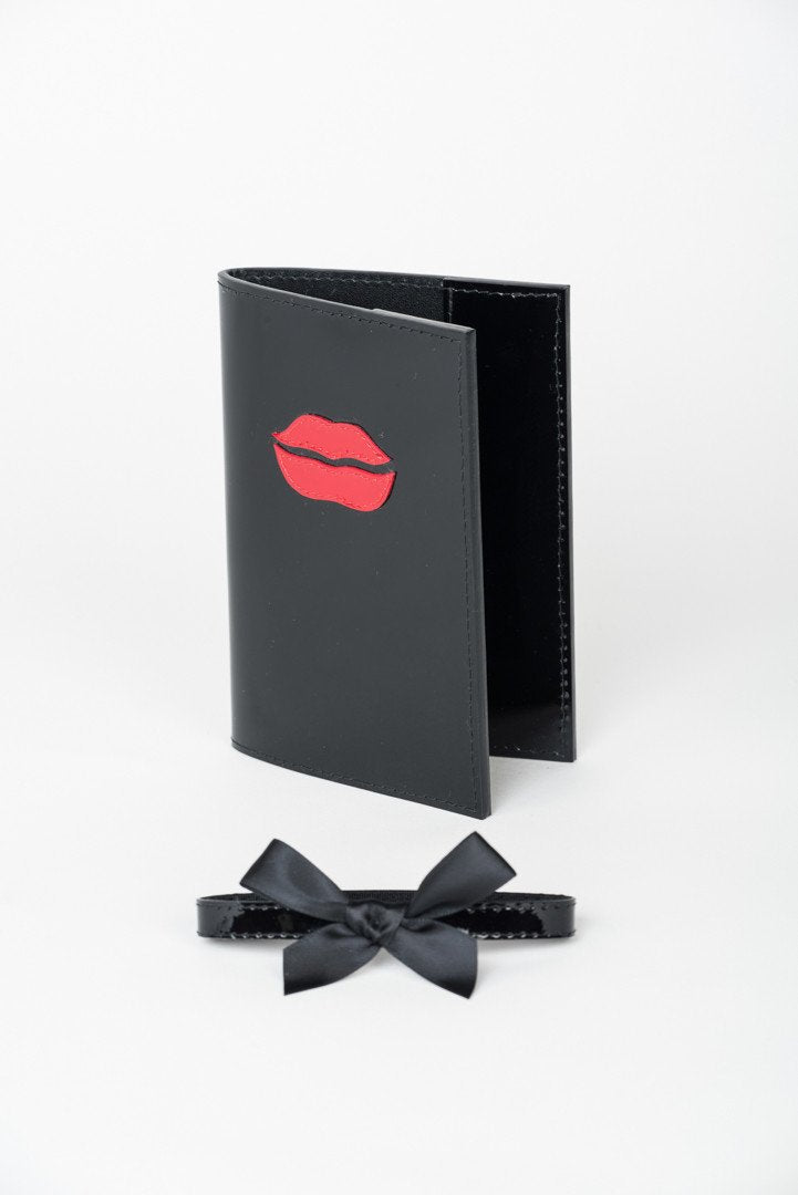 fr-ulein-kink-lingerie-kiss-passport-reisepassh-lle-schwarz-rot image 3