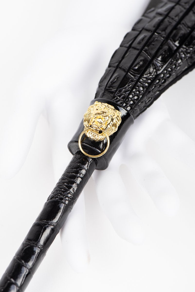 fr-ulein-kink-crocco-flogger-lederpeitsche-schwarz-gold image 3