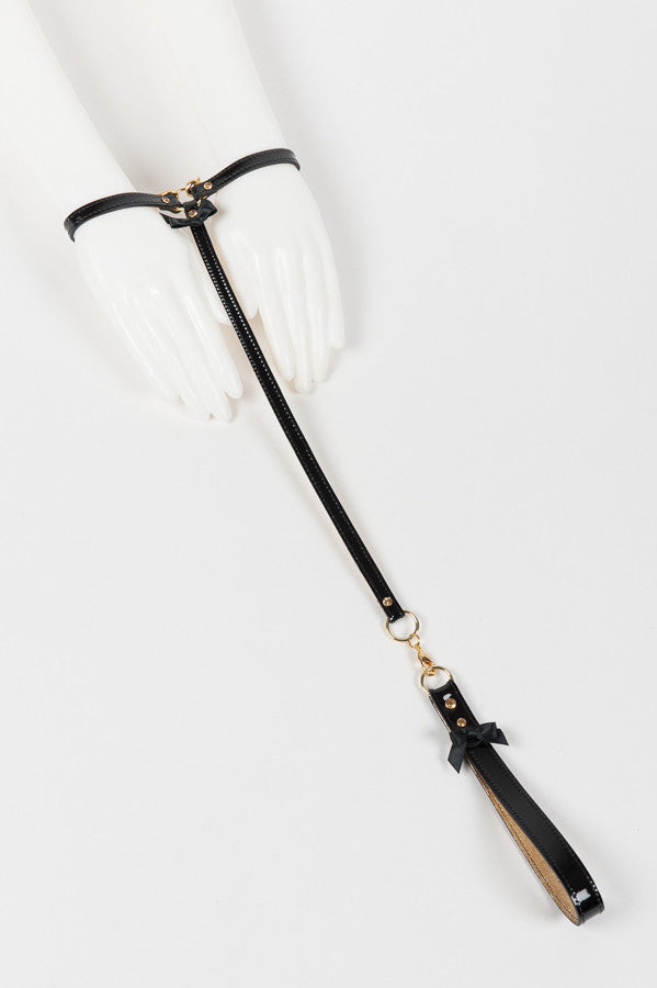 fraulein-kink-jet-t-strap-fesseln-schwarz-gold-schleife image 1