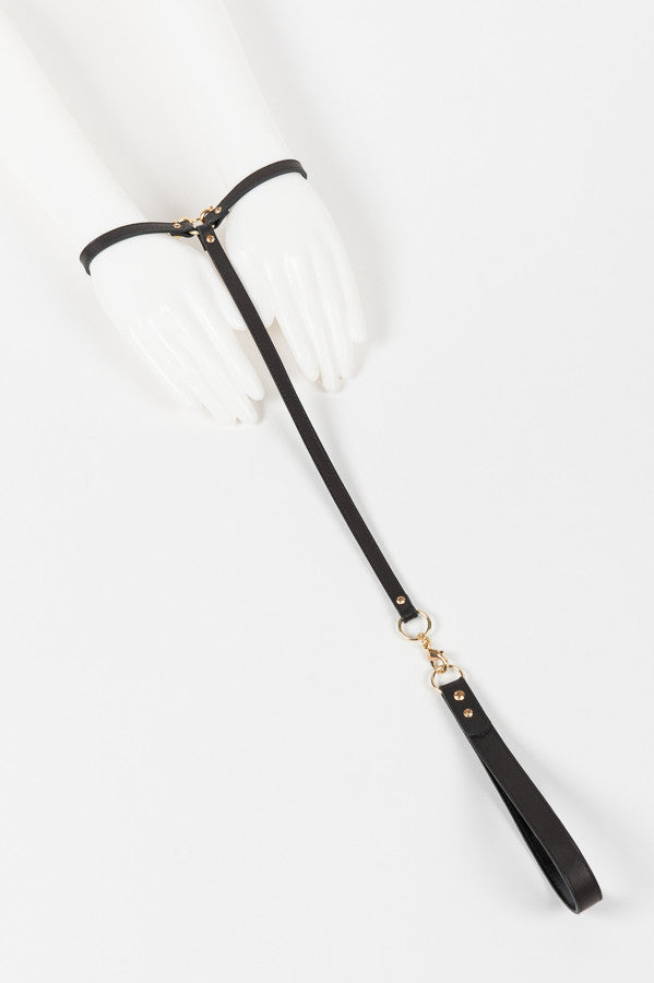 fr-ulein-kink-t-straps-caviar-fu-fesseln-schwarz-leder image 1