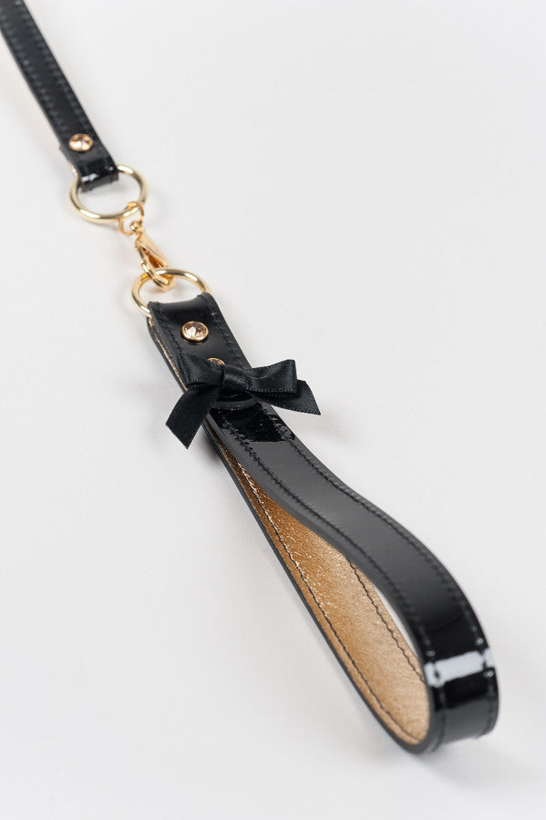 fraulein-kink-jet-t-strap-fesseln-schwarz-gold-schleife image 3