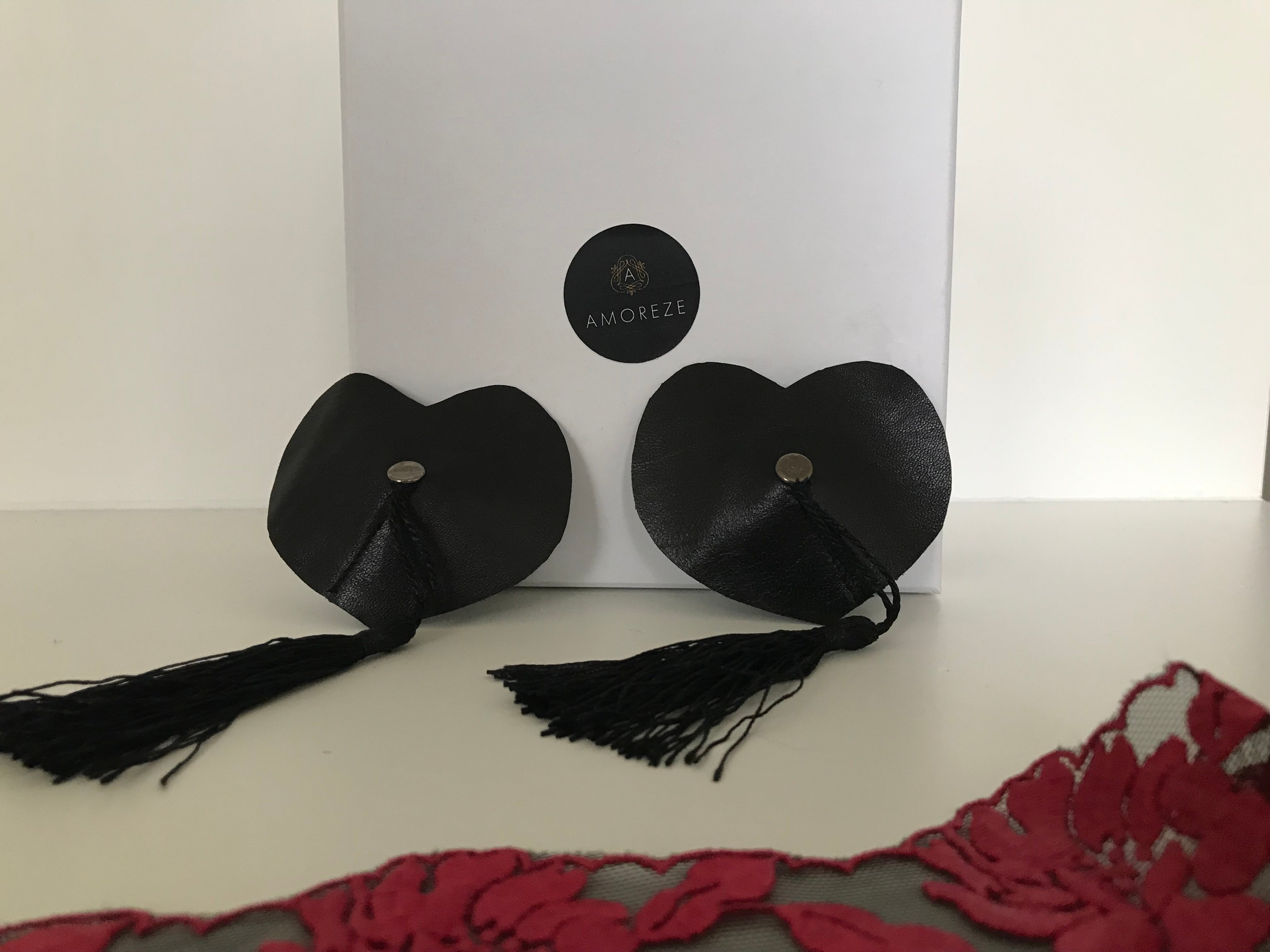 amoreze-bralettes-nippel-pasties-herz-leder-quasten image 3