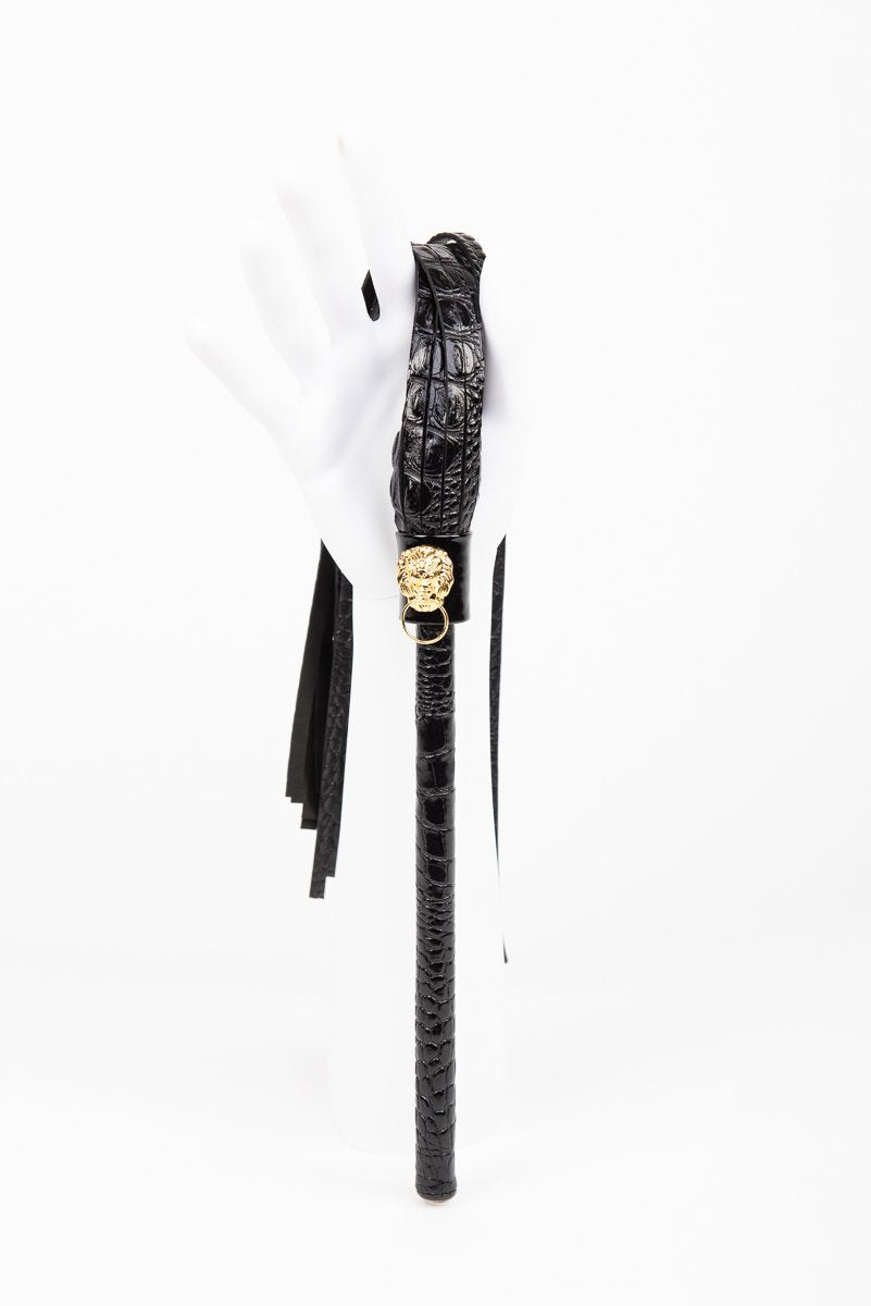 fr-ulein-kink-crocco-flogger-lederpeitsche-schwarz-gold image 4